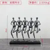 Escultura abstracta moderna de resina con una figura sosteniendo una mano, adecuada para exhibir en una sala de maquetas, sala de estar o recibidor.; base negra; decoración del hogar