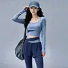 Conjunto de yoga transpirable y de secado rápido, que consta de un conjunto de dos piezas: un top de manga larga, ajuste ceñido y cuello redondo, y un conjunto de yoga moldeador de cintura alta con cruce en la cintura