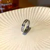 Anillo de circonita de acero de titanio estrellado súper brillante para mujer, diseño de nicho de lujo ligero, anillo con sentido de alta gama que no se desvanece, anillo de cola para novias