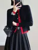 Elegante cárdigan de punto de lana merino con tapeta de doble capa de color contrastante y diseño de chaqueta doble falsa