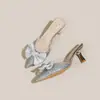Chanclas de Verano para Mujer con Tacón Alto Transparente de Punta, Lazo de Lentejuelas Color Champagne Francés, con Falda