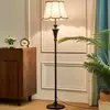 Estante de Almacenamiento Lámpara de Pie Americana Dormitorio Sala de Estar Lámpara de Mesa Vertical Lámpara de Mesa de Café Simple Moderna Creativa Mesita de Noche Nórdico