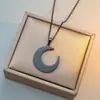 Collar con colgante de luna creciente tallado exquisitamente transfronterizo europeo y americano, accesorio para el día a día, collar de acero de titanio, directo del fabricante