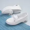 Zapatos de Enfermera para Mujer Otoño 2026 Nuevo Estilo Coreano Blancos Transpirables Hospitalarios Cómodos Antideslizantes Suela Suave Tacón de Cuña Zapatos de Una Sola Pieza para Mujer
