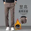 Pantalones de hombre casuales de estilo de negocios para primavera y otoño, corte ajustado, elásticos, modernos, de pierna recta, con un diseño sofisticado y lujoso, con forro polar añadido para calidez y grosor
