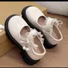 Sapatos de couro estilosos para meninas, novo modelo 2026 primavera e outono para crianças maiores, sapatos Mary Jane da moda e versáteis com laço para meninas pequenas