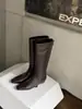 2026 Novas Botas de Couro Quadradas Simples com Salto Escondido para Panturrilha Larga com Zíper Aumento Interno de 4cm Estilo Coreano Botas de Cano Alto Cavaleiro