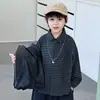 Roupa de primavera e outono para meninos: jaqueta de couro infantil, camisa xadrez e calça de moletom - um conjunto de três peças legal e estiloso para pequenos cavalheiros