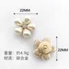 Nuevo en stock, pequeño accesorio metálico desmontable estilo Chanel con borde dorado de camelia para zuecos con cierre oculto