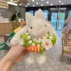 Novo Chaveiro de Coelho de Orelhas Longas Pelúcia Vestido Fofo e Fofo Segurando Flores Boneca Coelho Pingente de Bolsa para Mulheres