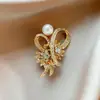 Broche Geométrico de Pérola de Alta Qualidade para Mulheres, Acessório de Roupa para Prevenir Exposição, Broche Exquisito de Luxo Leve com Design Moderno
