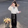 Conjunto versátil de dos piezas para niñas 2026 con un top con capucha de bloques de color combinado con pantalones sencillos, casuales y de color liso