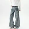 Vibe de rua americana, jeans rasgado, de perna curva, lavado, com textura irregular, caimento limpo, calça longa estilosa e versátil