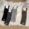 Nuevos calcetines de rayas verticales estilo Miu para otoño e invierno con etiquetas de tela en inglés, calcetines apilados hasta la mitad de la pantorrilla estilo ins, color liso estilo Maillard