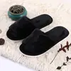 Venta al por mayor de fábrica zapatillas de algodón con suela gruesa de otoño e invierno para el hogar zapatos de algodón tipo media bolsa Mao Mao zapatillas de algodón de color liso