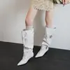 Botas Femininas de Couro Bovino de Primeira Camada Botas de Montaria Inverno Bico Fino Salto Médio Fino Fivela Botas para Panturrilha Larga Botas Femininas de Cano Alto Não Acima do Joelho