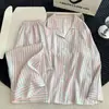Nuevo conjunto de ropa de estar estilo coreano para mujer, con un diseño relajado y casual de rayas contrastantes, perfecto para primavera y otoño. Es un atuendo sencillo y cómodo de manga larga que se puede usar como ropa de estar en casa o como prenda exterior.