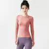 Top de Yoga de Manga Larga Texturizado para Mujer, Cuello Redondo, Estampado de Letras Pequeñas, Elástico, Ajuste Delgado, Transpirable, Agujero para el Pulgar, Top de Entrenamiento