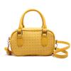 Bolsa de Ombro Jeans Popular Nova Pequena Transversal Feminina Outono 2024 Estilo Bolsa Bowling Combinação de Cores