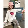 Camiseta de manga comprida para meninas, novo estilo outono 2026, blusa 100% algodão para meninas, base estilosa para crianças, casual e versátil, moderna