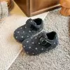 Sapatos de algodão estilo Birkenstock para meninas, coleção outono/inverno 2026, com design de bolinhas felpudas, solas macias e forro de fleece, adequados para crianças pequenas e maiores.