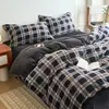 Juego de cuatro piezas de terciopelo de leche con estampado de rayas simples clase A, antiestático para invierno, engrosado para abrigar, y un juego de tres piezas con forro polar adicional para dormitorios