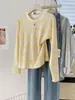 Camiseta feminina de manga longa listrada fina estilo resort francês, nova coleção outono 2026, top solto A13724