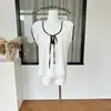 Blusa de Liocel com Gola Laço em Cor Contrastante, Branco de Verão, Direto da Fábrica, Levemente Elástica, com Etiqueta, Tecido de Fibra de Liocel