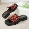 Sapatos da moda europeus e americanos, sandálias slip-on de tamanho grande, estampa de leopardo de verão, sandálias de salto grosso de comércio exterior, bico redondo, novas pantufas de sola grossa 2025
