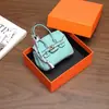 Nuevo y moderno colgante de mini bolso de platino, bolso de lipstick de alta gama, decoración de bolso para auriculares, accesorio de llavero para coche, venta al por mayor
