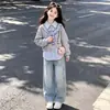 Moda Casual para Niñas Personalidad de Dibujos Animados Sudadera con Capucha Falsa de Dos Piezas Solapa Niños Medianos y Grandes Versátil Conjunto de Jeans con Estrellas Moderno