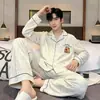 Pijama masculino de manga comprida, tamanho grande, caimento solto, de algodão, com toque de nuvem, um novo estilo casual para primavera e outono, com gola de lapela e projetado para conforto em casa