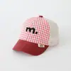 Chapéu de malha respirável infantil estilo coreano inspirado em 'ins' com design xadrez em blocos de cor, design simples, chapéu de proteção solar para bebês em passeios ao ar livre