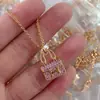 Colar Bolsa Kangkang V Dourado de Luxo para Mulheres, Banhado a Ouro Rosa 18K Espesso, Cheio de Diamantes Rosa, Corrente de Clavícula que Não Desbota, Direto da Fábrica