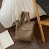 Bolso de Mano Pequeño Exquisito Estilo Coreano Retro Chic Nuevo Invierno 2025 Bolso Compacto para Mujer para el Trayecto Diario y Uso Diario