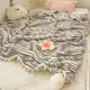 Manta de Terciopelo de Leche Estilo Ins, Manta Gruesa de Coral Fleece para Sofá de Invierno, Manta para Siesta en la Oficina, Manta Pequeña con Pompón