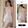 DZ, um conjunto de pijamas luxuoso e elegante apresentando uma camisola de cetim e renda com design sem costas e sutiã embutido, perfeito para relaxar em casa.. Estilo 5826