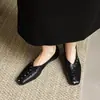 Zapatos de Salón Individuales Metálicos Tachonados Retro de Nicho, Estilo Nuevo, Corte en V Adelgazante, Tacón Grueso de 3 cm, Boca Baja, Zapatos de Moda de Piel de Oveja de Primera Capa