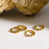 Los nuevos y elegantes pendientes de acero inoxidable con incrustaciones de diamantes de Liquan son sencillos y versátiles, con aros de oro de 18k, circonita y acero de titanio en colores ecológicos.