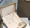 Colar saia de camada dupla totalmente cravejado em V-ouro de alta qualidade estilo Bulgari, colar minissaia em forma de leque banhado a ouro 18K, corrente para clavícula esculpida com precisão CNC