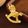 Broche Vintage Dorado Mate "Hazte Rico al Instante" con un Tacto Metálico Único, Pin de Solapa de Caballo de Carrusel para Trajes y Chaquetas