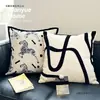 Sofá moderno minimalista con cojines estilo ins en blanco y negro, patrón de cebra de lujo ligero, adecuado para sala de estar, mesita de noche y casa de huéspedes, funda de almohada vintage para ventanal