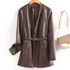 Jaqueta de couro preta Haining feminina de comprimento médio com gola alta e cintura marcada, novo estilo outono e inverno, elegante casaco de pele de carneiro