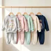 Conjunto lindo de gatito estilo coreano para primavera y otoño para niñas, sudadera de cuello redondo y pantalones jogger elásticos, conjunto de dos piezas versátil