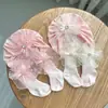 Conjunto de Chapéu e Meias para Bebê Menina - Celebração do Primeiro Mês, Flor com Laço, Proteção da Moleira
