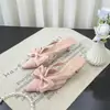 Sandálias rosa estilo fada para mulheres, coleção primavera-verão 2026, bico fino francês, laço, vazadas, de salto alto, chinelos semi-fechados