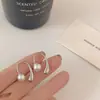 Aretes Minimalistas de Metal con Perlas para Mujer 2024 Nuevo Diseño Nicho Aretes Minimalistas de Lujo Ligero para Otoño e Invierno Trendy