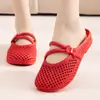 Nuevas pantuflas cerradas antideslizantes de suela plana para madres de mediana edad, pantuflas perforadas de suela plana de cuero sintético para que las mujeres las usen afuera