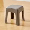 Taburete cuadrado de plástico apilable para el hogar, para apartamentos pequeños, para sala de estar, comedor, dormitorio, taburete de maquillaje, estilo crema, taburete suave tipo bolsa.