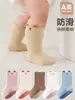 26 calcetines de bebé de goma simples tridimensionales estilo coreano, calcetines de piso para bebés y niños pequeños, calcetines lindos de animales con orejitas antideslizantes